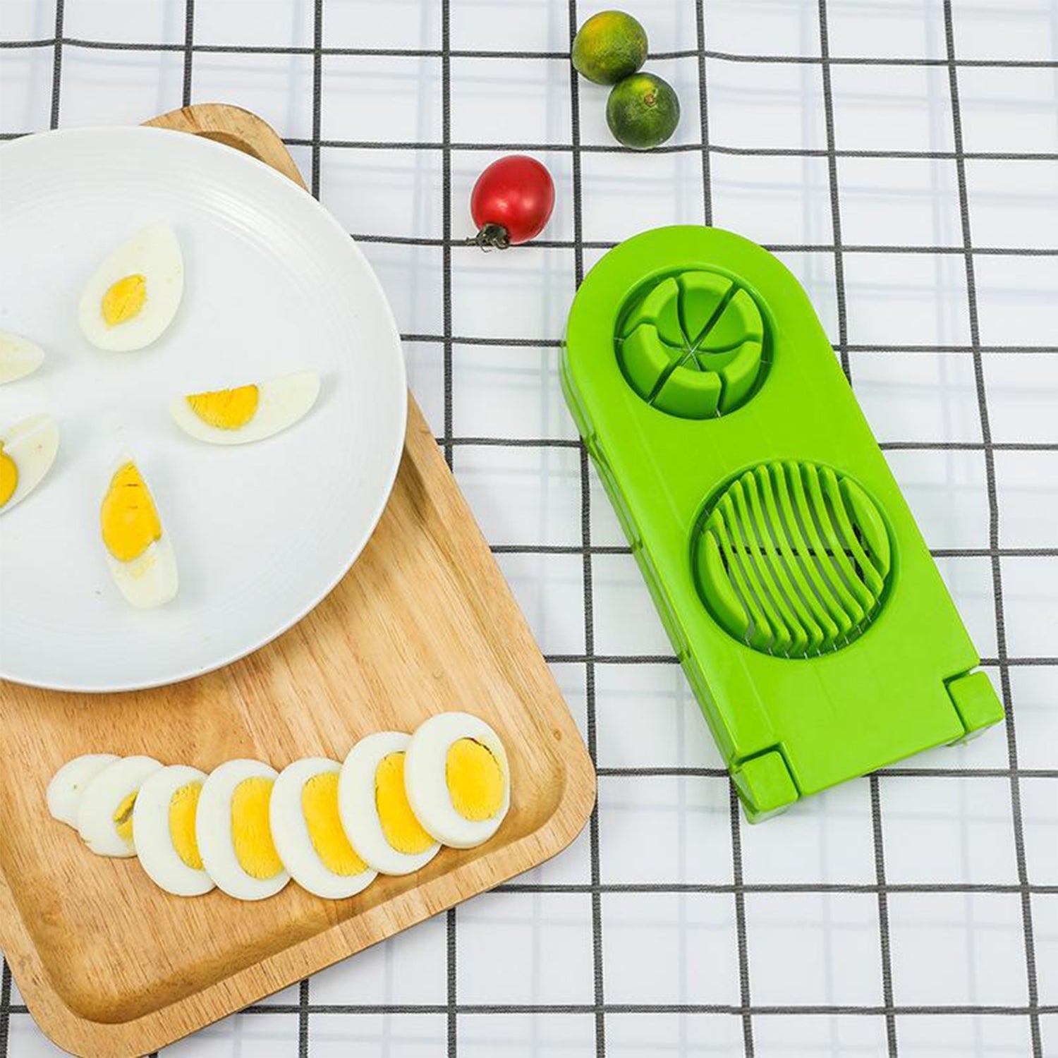 Easy-to-use boiled egg cutter with stainless steel wire Easy-to-use boiled egg cutter with stainless steel wire